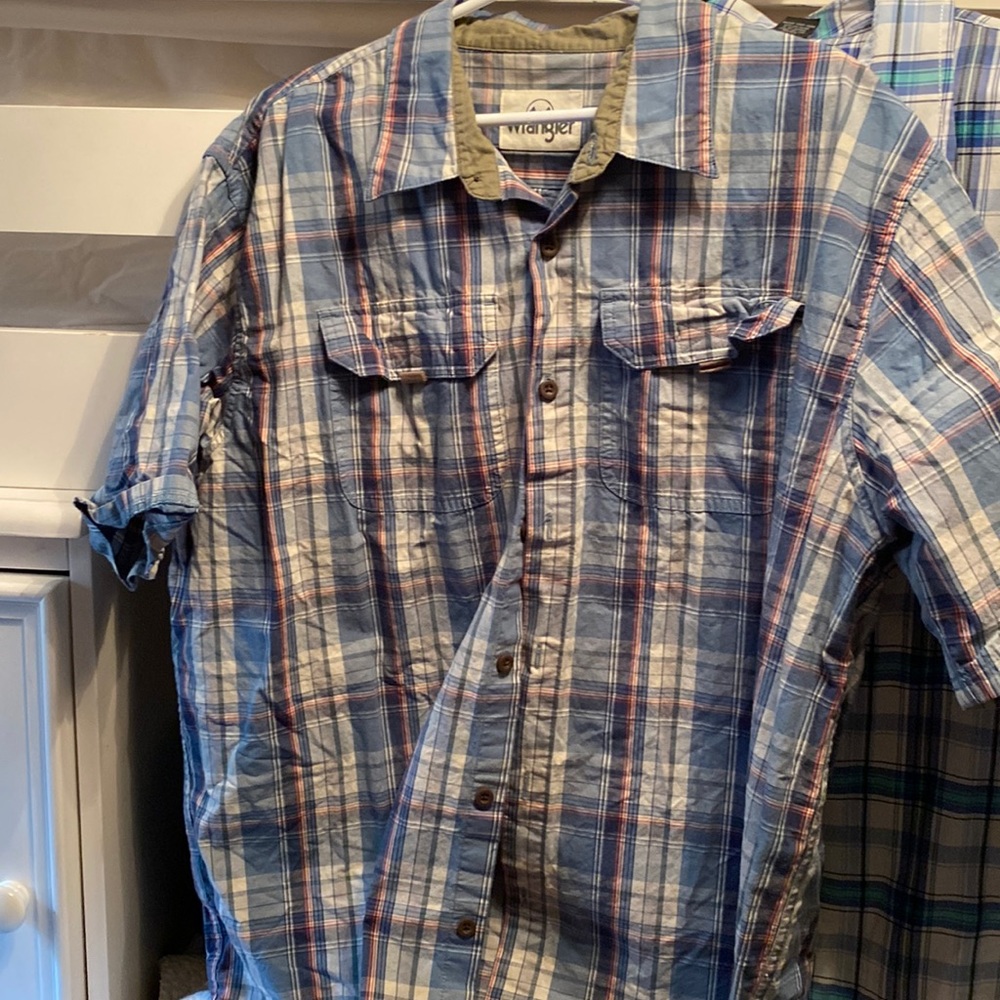 A men’s wrangler short sleeve button up shirt extra large